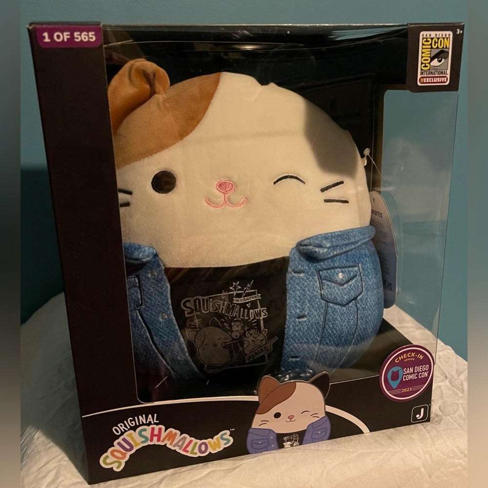 NWT 2023 Cam The Cat Check-In Series Comic Con LE Squishmallow